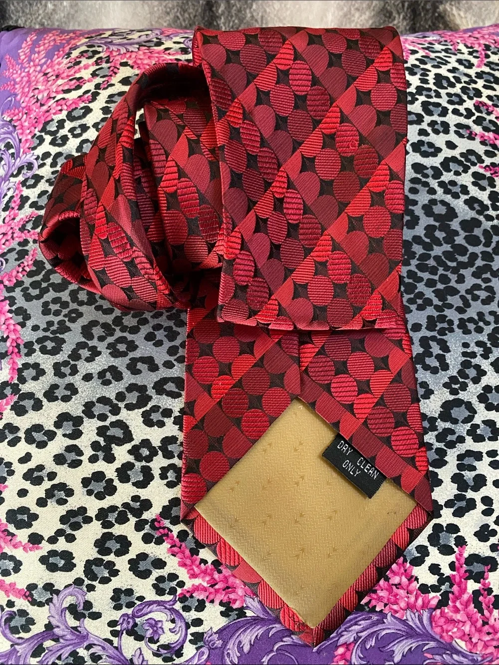 💯 Silk Hand Made Luxurious Red Black Subtle Shimmer Textured Tie